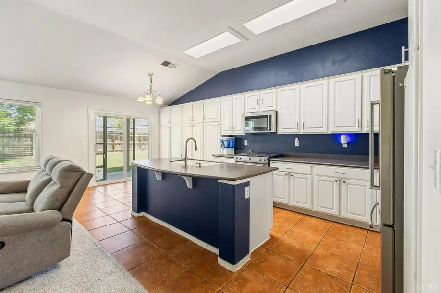 916 W Windsor Drive, Hanford, CA 93230 - #2