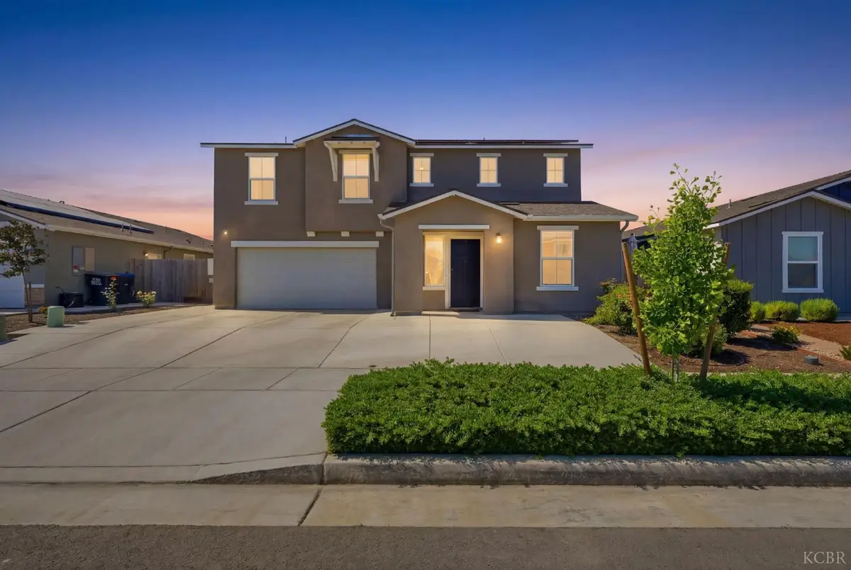 1033 E Loyola Avenue, Visalia, CA 93292 - #1
