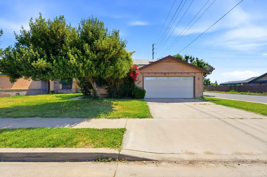 1008 N Manzanita Street, Visalia, CA 93292 - #2