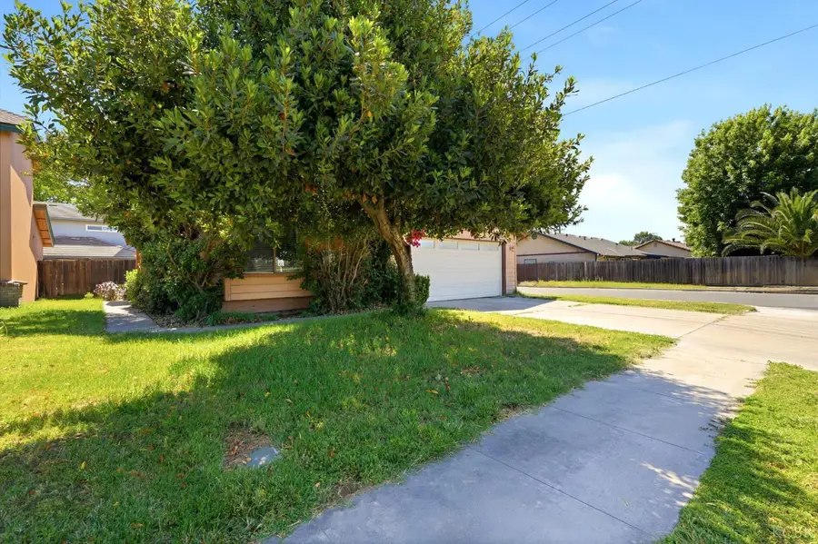 1008 N Manzanita Street, Visalia, CA 93292 - #3