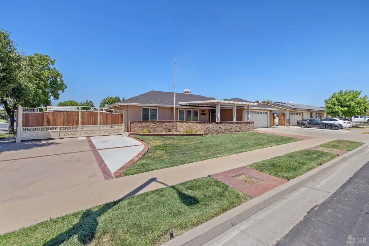 406 Cedar Street, Hanford, CA 93230 - #1