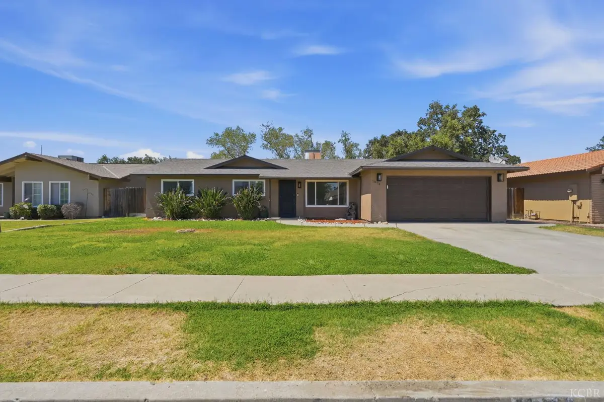 1074 Raymond Road, Hanford, CA 93230 - #1