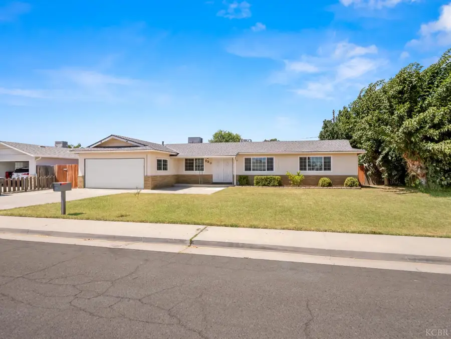 580 E Spruce Avenue, Lemoore, CA 93245 - #2