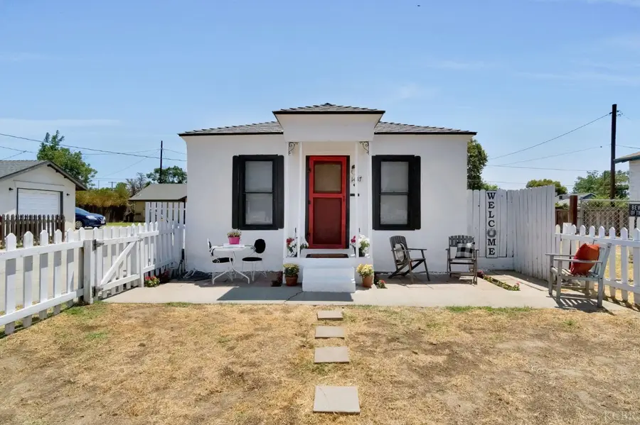 1437 N 11th Avenue, Hanford, CA 93230 - #2