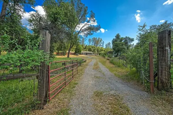 21657 W Elk Trail, Redding, CA 96003