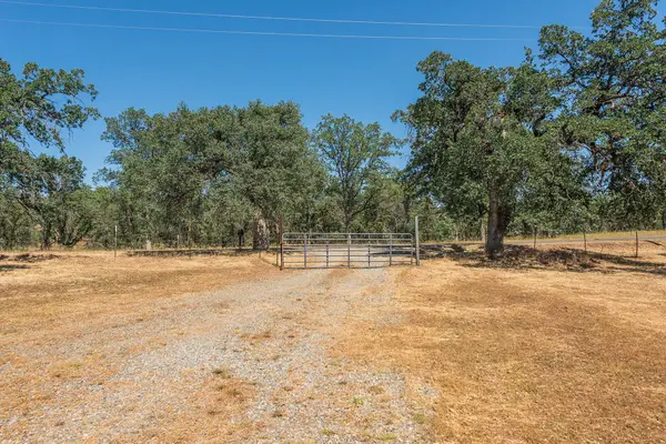 13575 Gas Point Road, Igo, CA 96047