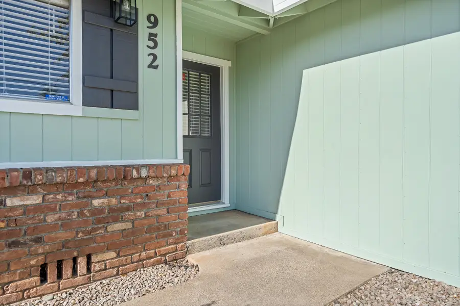952 Camino Court, Redding, CA 96002 - Image #3