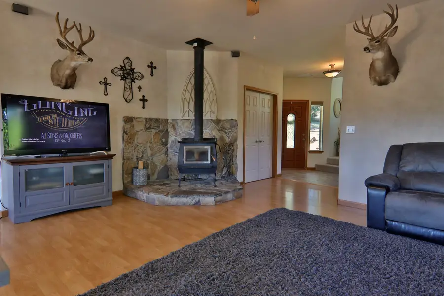 14518 Rainbow St, Hornbrook, CA 96044 - Image #3