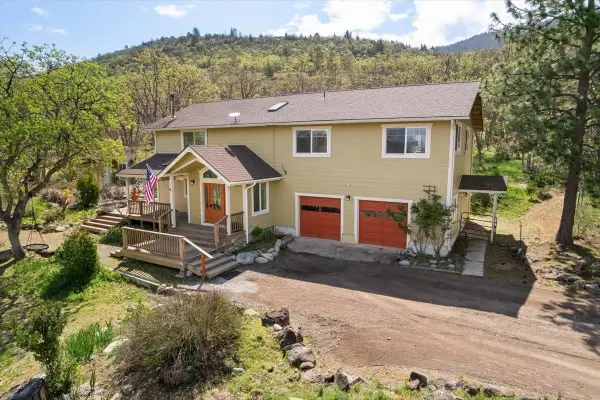 6126 Little Creek Rd, Yreka, CA 97097