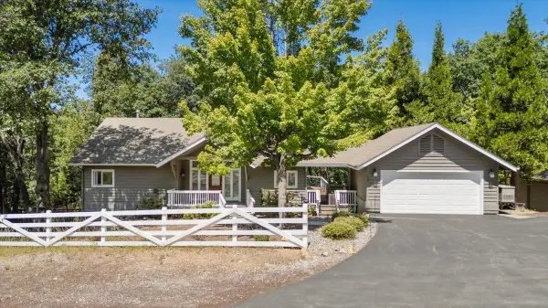1227 Eddy Dr, Mt Shasta, CA 96067