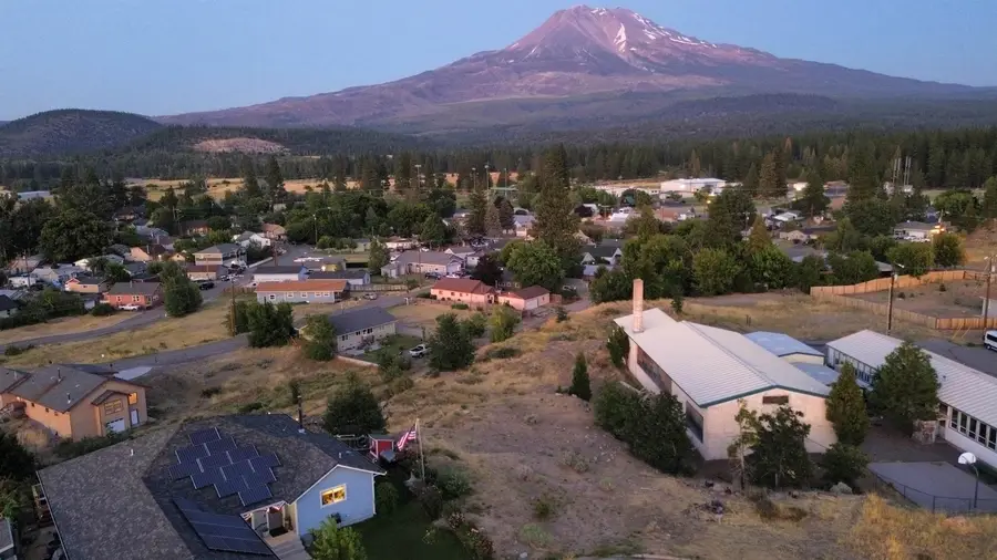 504 Woodridge, Weed, CA 96094 - Image #2