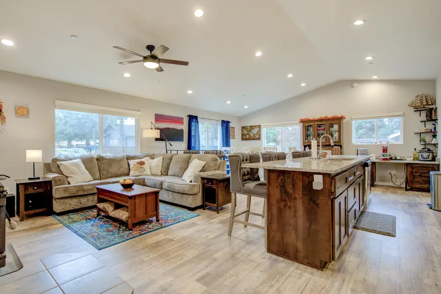 16546 Woodside Drive, Weed, CA 96094 - Image #3