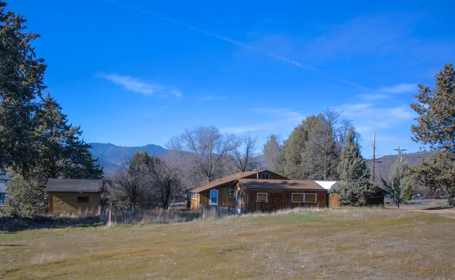 905 Campbell, Yreka, CA 96097 - #3