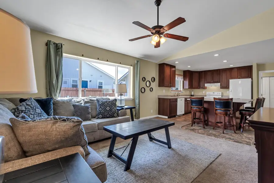 1566 Morris St, Weed, CA 96094 - #2