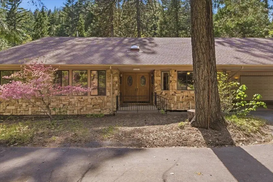 2121 Tanager Lane, Mount Shasta, CA 96067 - #2