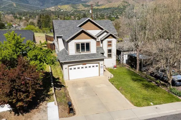 407 Herzog Blvd, Yreka, CA 96097