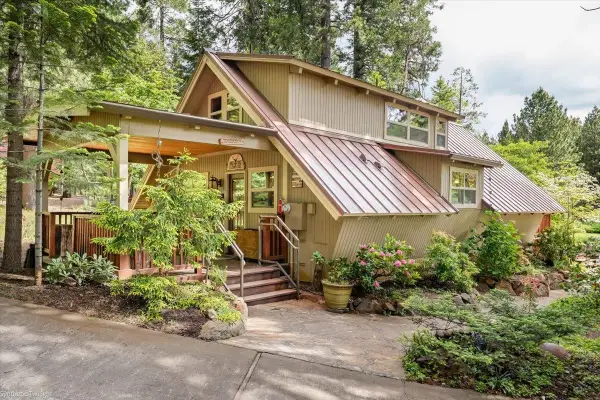 5204 Woodside Dr, Mt Shasta, CA 96067