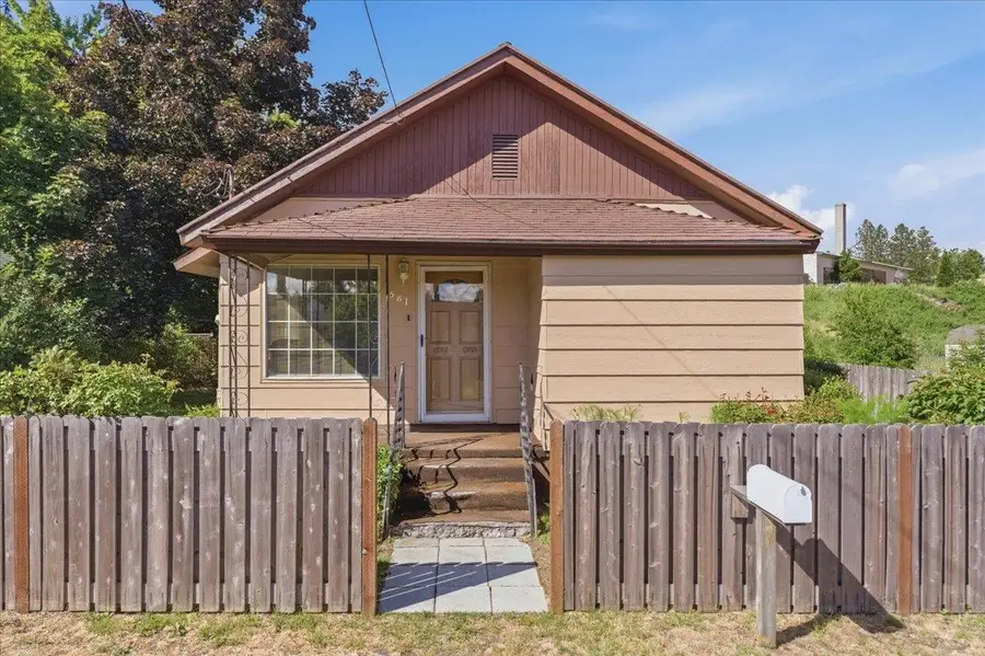 581 Shasta Ave, Weed, CA 96094 - #2