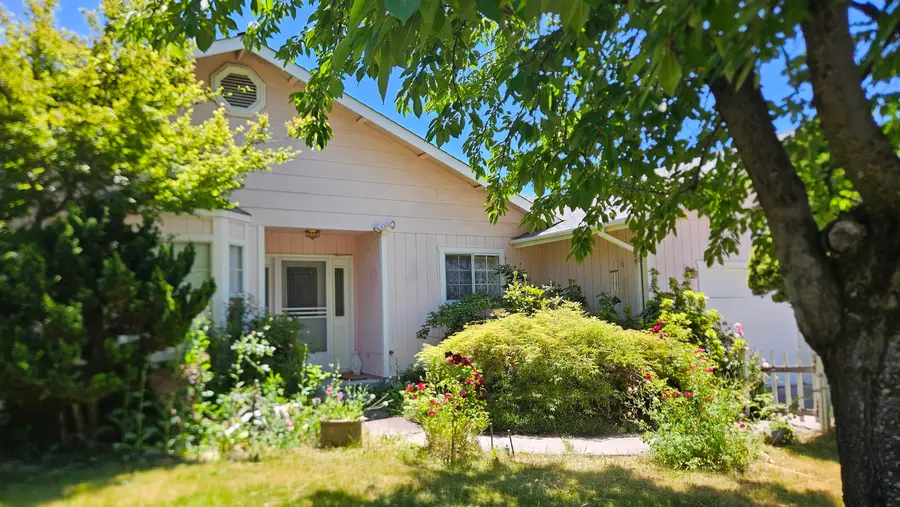 305 E Jessie Street, Mount Shasta, CA 96067 - #2