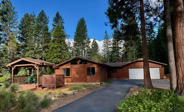 3137 Summit Dr, Mt Shasta, CA 96067