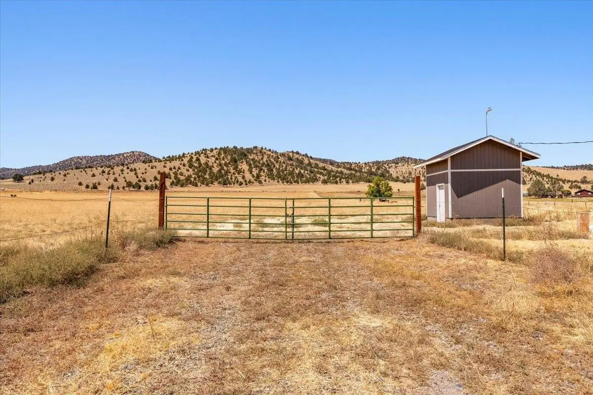 10867 Old Highway 99 S, Grenada, CA 96038 - #1