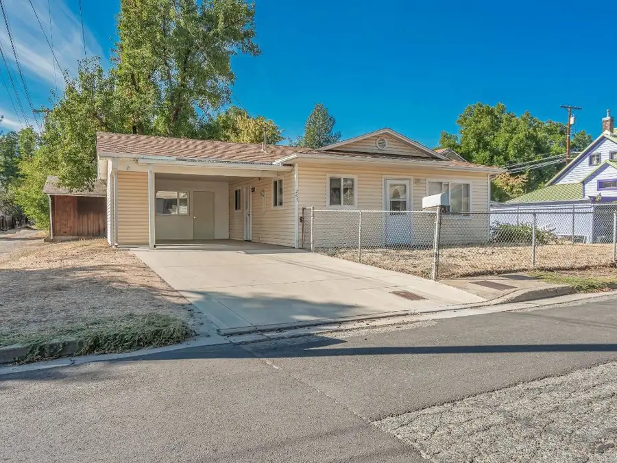 205 W Howard W, Yreka, CA 96097 - #2