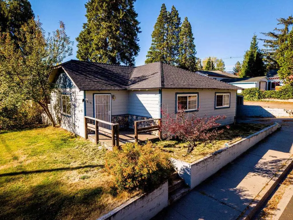 216 College Ave, Weed, CA 96094 - #1