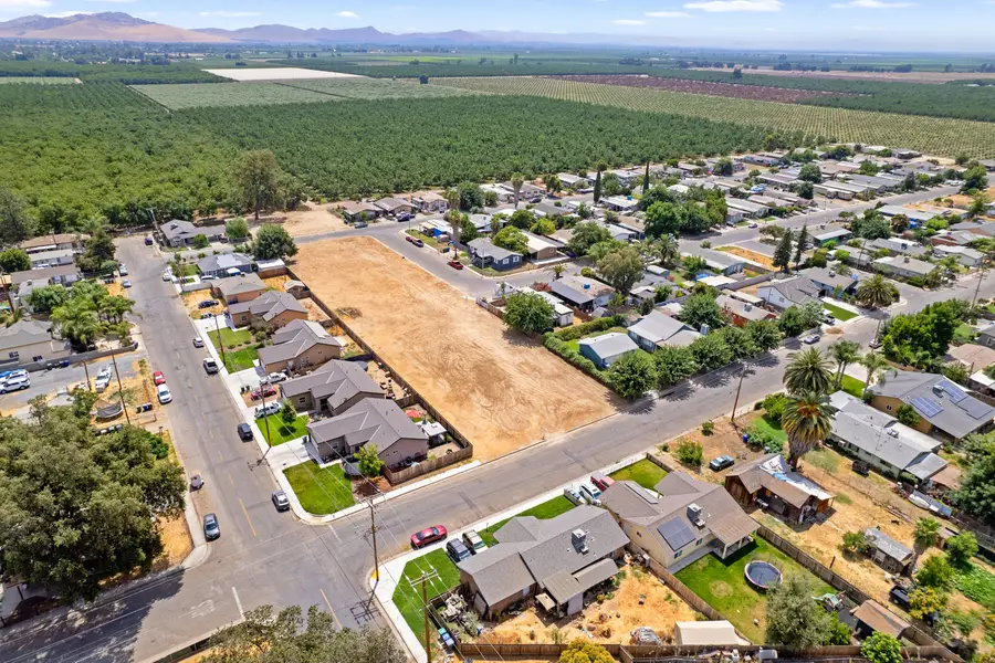 528 S Camelia Avenue, Farmersville, CA 93223 - #3