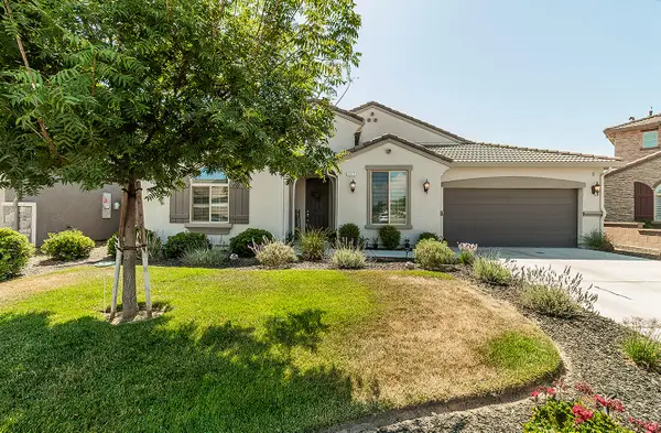 117 Emperor Way, Dinuba, CA 93618