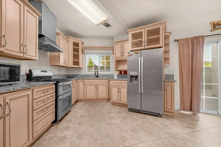 3271 E Muscat Avenue, Fresno, CA 93725 - Image #2