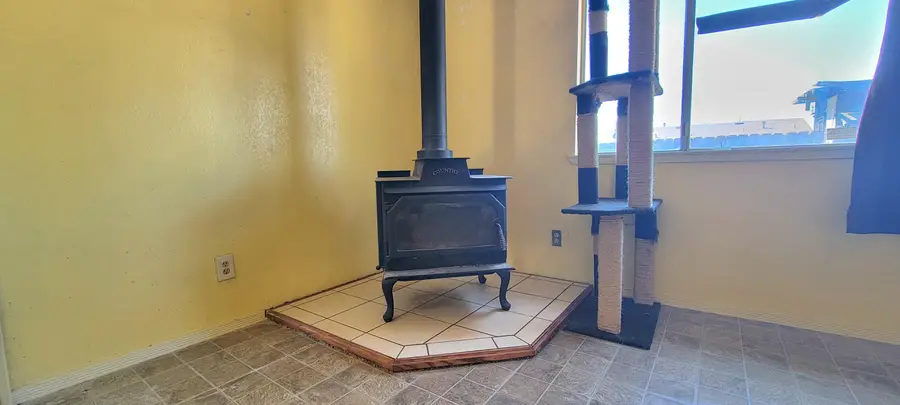 673 E Lakeview Avenue, Woodlake, CA 93286 - Image #3