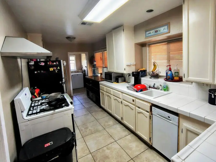 1421 W Oak Avenue, Visalia, CA 93291 - #2