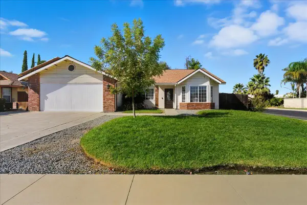2202 Cottonwood Court, Hanford, CA 93230