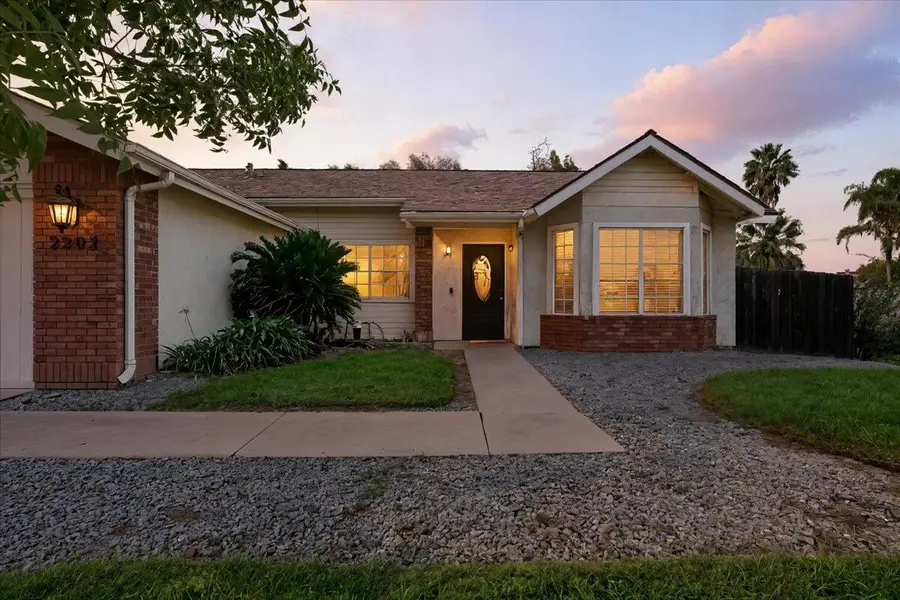 2202 Cottonwood Court, Hanford, CA 93230 - Image #2
