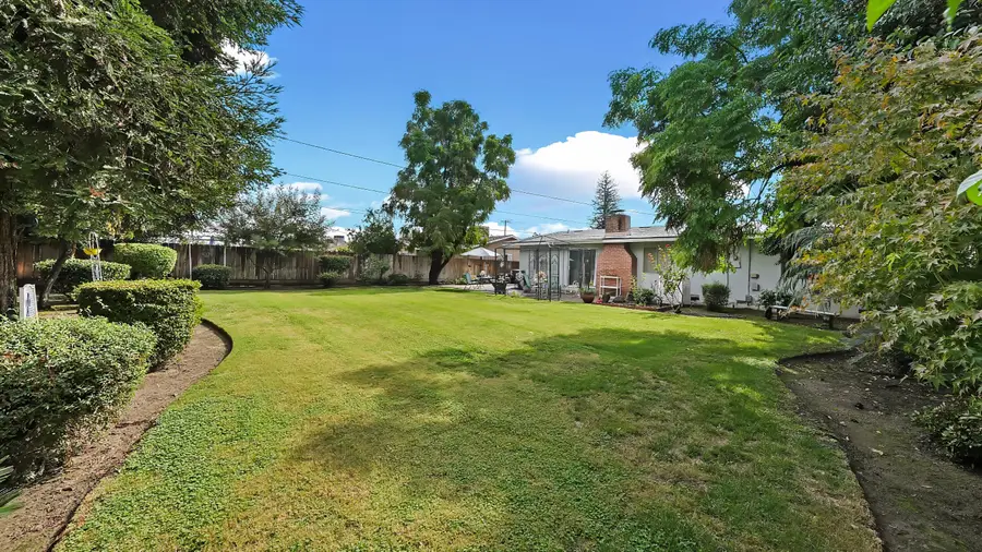 542 W Paradise Avenue, Visalia, CA 93277 - Image #2