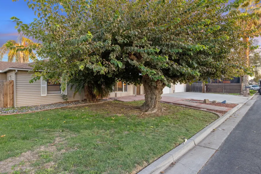 1821 Mulberry Drive, Hanford, CA 93230 - Image #2