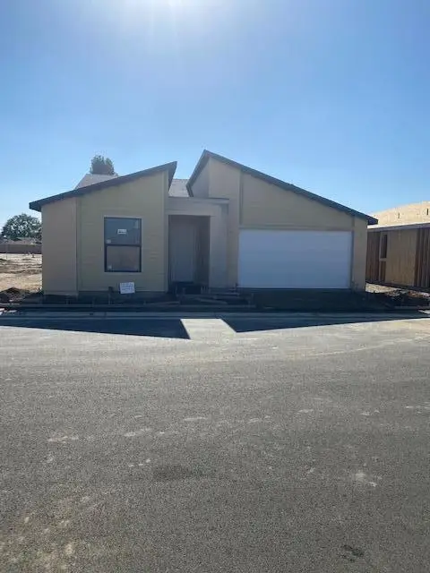 1049 Madrid Avenue N, Tulare, CA 93274