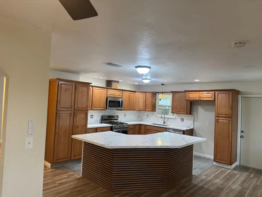 956 E Cinnamon Drive, Lemoore, CA 93245 - Image #3