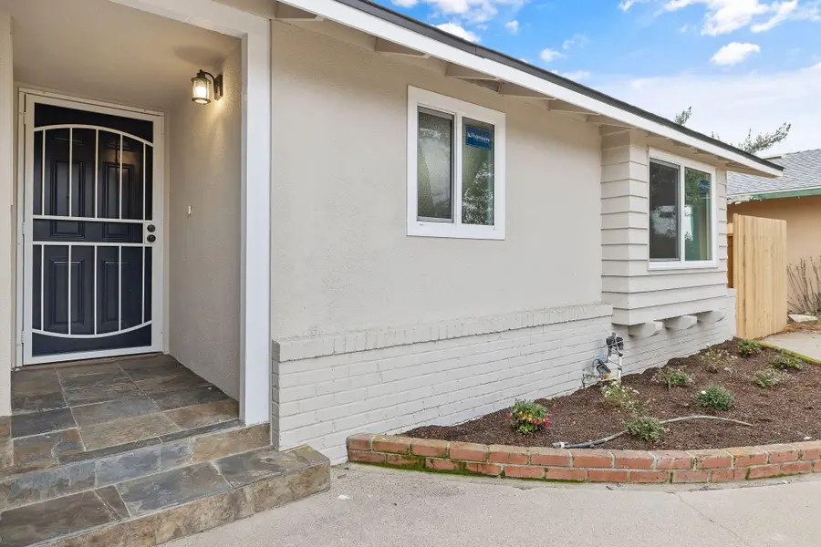 2039 S Locust Street, Visalia, CA 93277 - Image #2