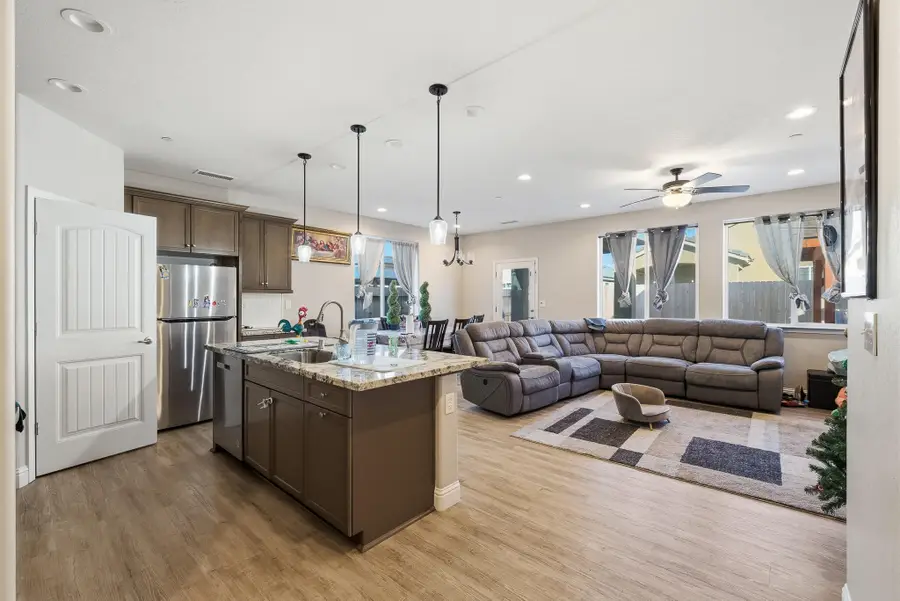 986 S Walnut Avenue, Kerman, CA 93630 - #3