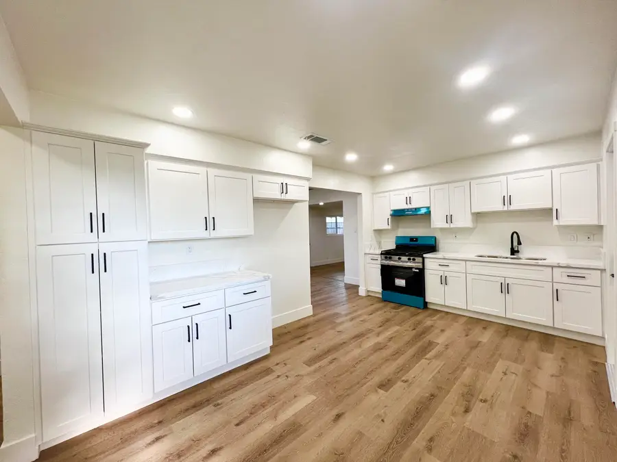 188 E Citrus Drive, Farmersville, CA 93223 - Image #2