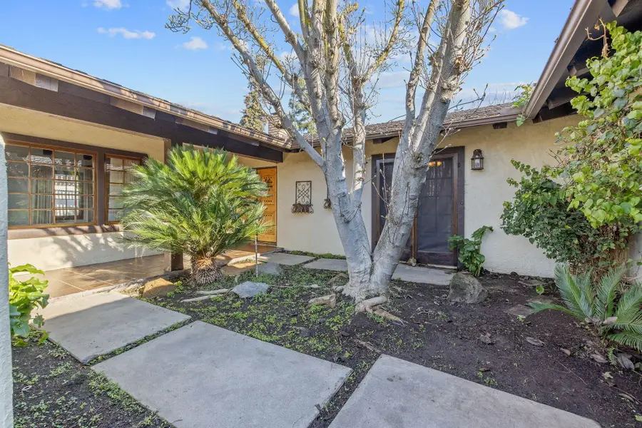 1034 N Manor Drive, Tulare, CA 93274 - Image #3