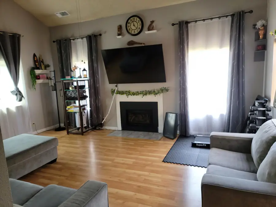 924 E Oakridge Avenue, Visalia, CA 93292 - Image #3