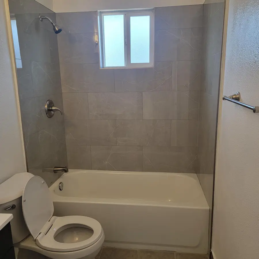 1035 N Linnell Avenue, Farmersville, CA 93223 - #2