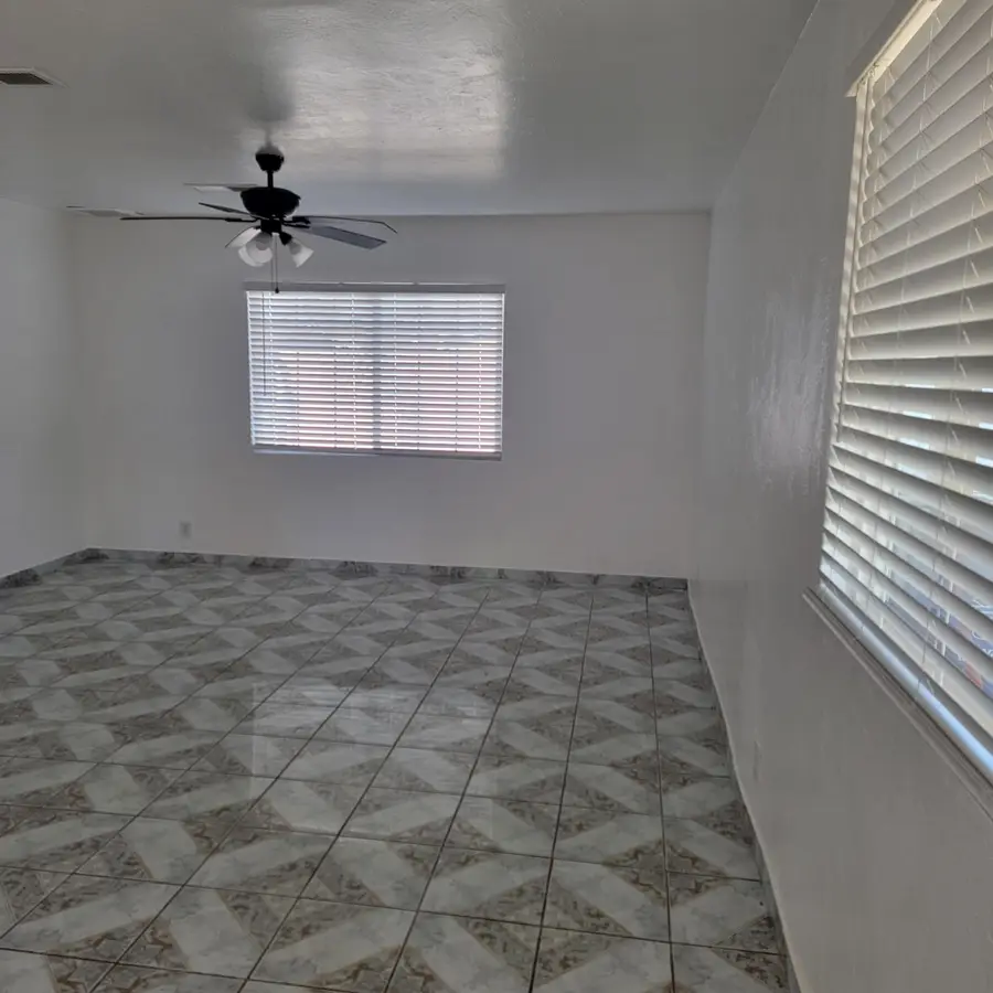 1035 N Linnell Avenue, Farmersville, CA 93223 - #3