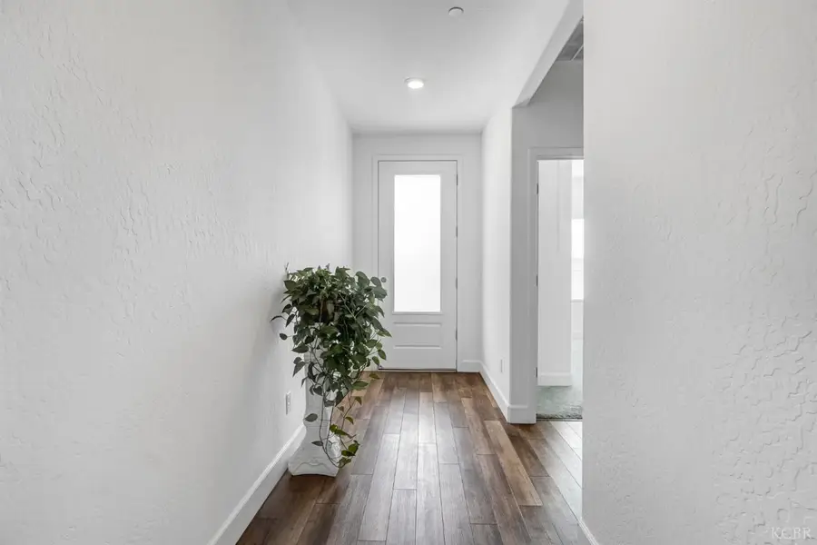 102 E Tyler Avenue, Visalia, CA 93291 - #2