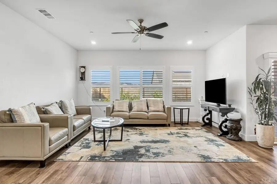 102 E Tyler Avenue, Visalia, CA 93291 - #3