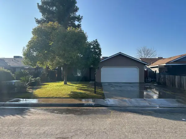 925 W Petunia Street, Farmersville, CA 93223