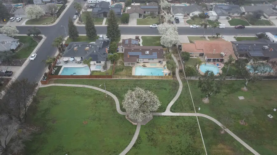 3441 W Sunnyside Avenue, Visalia, CA 93277 - #2