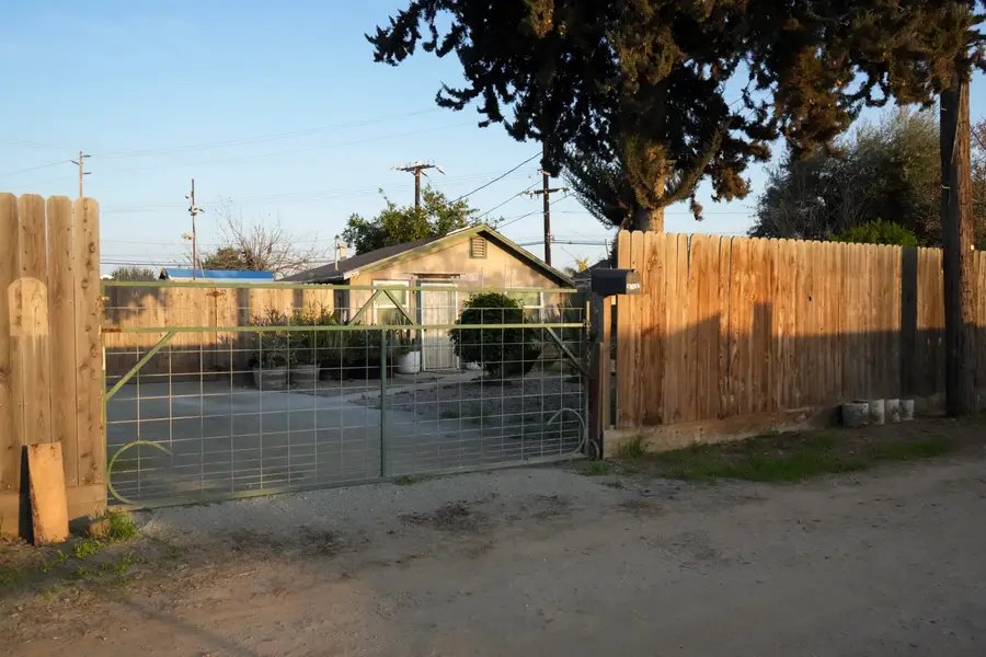 1705 E Foster Drive #B, Tulare, CA 93274 - #3